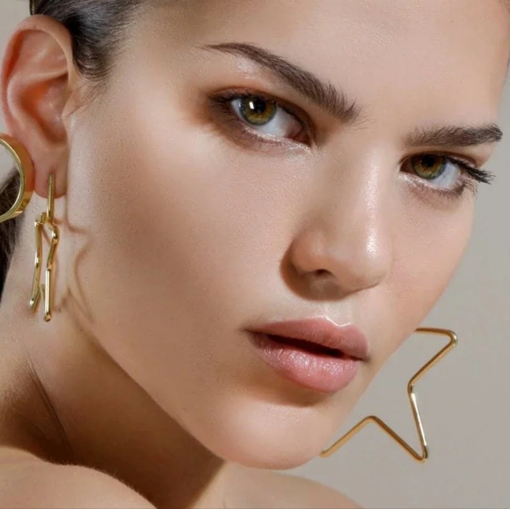 EKLEXIC Large Full Star Gold Statement Earrings - Picture 2 of 6